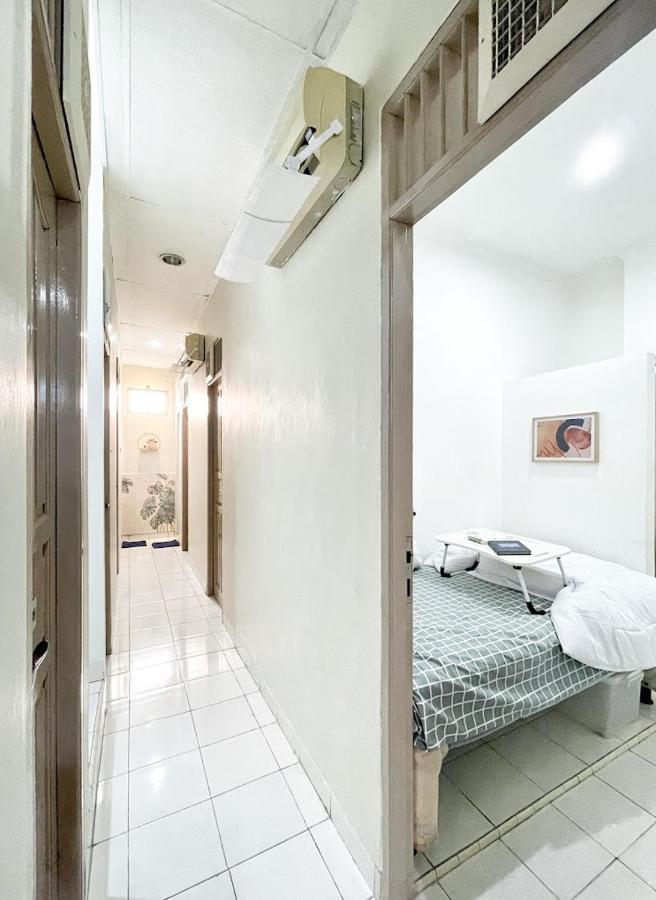 Kos Awany Coliving Hostel Jakarta Exterior photo