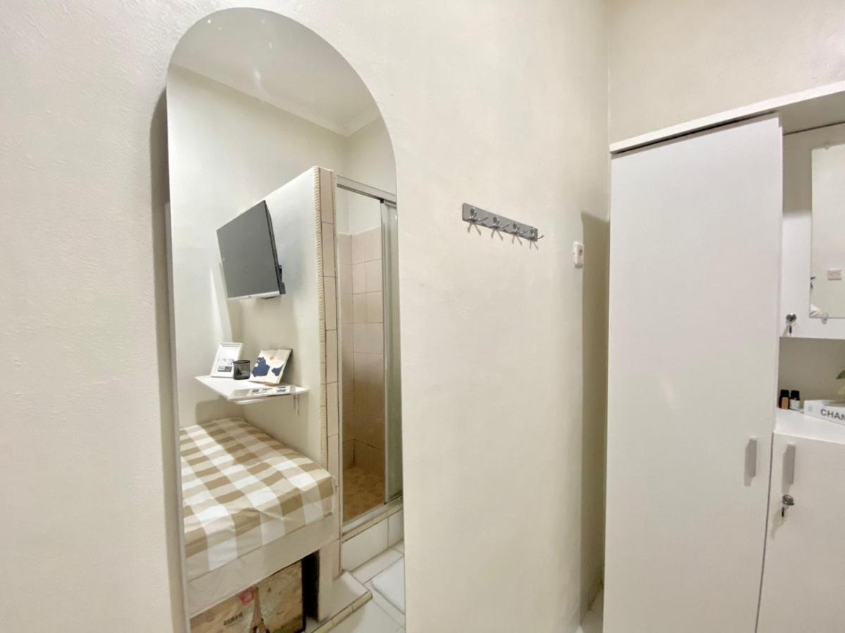 Kos Awany Coliving Hostel Jakarta Exterior photo